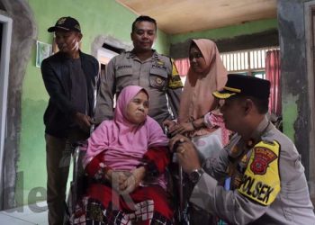 Polisi  Bantu Fasilitasi Kursi Roda Bagi Lansia Yang Lumpuh