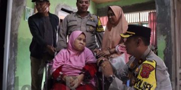 Polisi  Bantu Fasilitasi Kursi Roda Bagi Lansia Yang Lumpuh