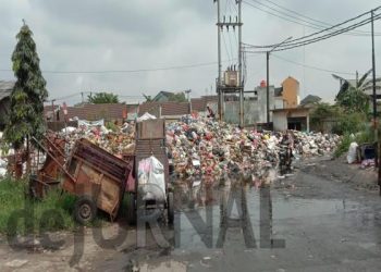 Gunungan sampah di Pasar Baleendah sejak awal Januari 2023 belum diangkut. (Atep/dejurnal.com).