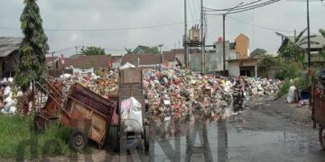 Gunungan sampah di Pasar Baleendah sejak awal Januari 2023 belum diangkut. (Atep/dejurnal.com).