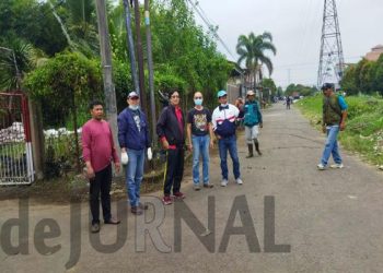 Ketua RW 16 Komplek TKI, Desa Rahayu, Kecamatan Margaasih Paulu Pranata (ke 3 dari kiri) di sela kerja bakti. (SOPANDI/ dejurnal.com).