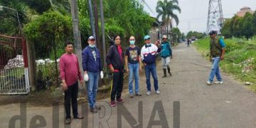Ketua RW 16 Komplek TKI, Desa Rahayu, Kecamatan Margaasih Paulu Pranata (ke 3 dari kiri) di sela kerja bakti. (SOPANDI/ dejurnal.com).