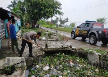 Antisipasi Banjir, Sampah Rumah Tangga dan Eceng Gondok di Jembatan Tambaksari dibersihkan Polisi dan Warga