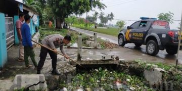 Antisipasi Banjir, Sampah Rumah Tangga dan Eceng Gondok di Jembatan Tambaksari dibersihkan Polisi dan Warga