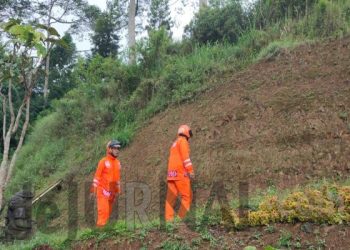 Tim SAR Sat Brimob Polda Jabar, Laksanakan Patroli Cek Tebing Rawan Longsor Di Wilayah Kecamatan Lembang