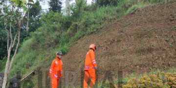 Tim SAR Sat Brimob Polda Jabar, Laksanakan Patroli Cek Tebing Rawan Longsor Di Wilayah Kecamatan Lembang