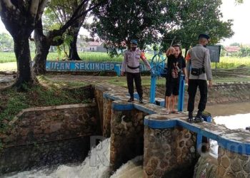 Sat Brimob Polda Jabar Patroli Siaga Sar  Cek Rutin Ke Titik Rawan Banjir di Sungai Cirebon Girang