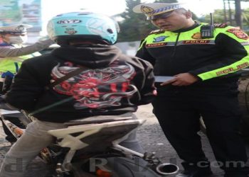 Polisi Tertibkan dan Tindak Tegas Dengan Tilang ETLE Mobile Terhadap  Pengendara Sepeda Motor Berkenalpot Tidak Sesuai Standar