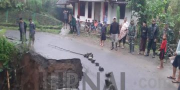 Camat Singajaya Laporkan Salah Satu Jalan Jembatan Menuju Peundeuy Alami Amblas