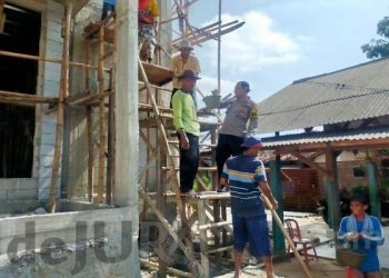 Polisi Bantu Pengecoran Masjid Sekaligus Sampaikan Imbauan Kamtibmas