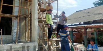 Polisi Bantu Pengecoran Masjid Sekaligus Sampaikan Imbauan Kamtibmas