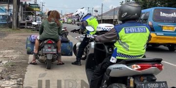 Cara Elegan Anggota Polri Tegur Pelanggar di Karawang