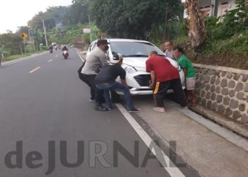 Sigap!!! Polisi Bantu Angkat Mobil Yang Terperosok Ke Saluran Air