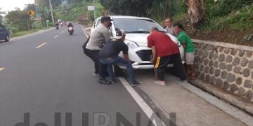 Sigap!!! Polisi Bantu Angkat Mobil Yang Terperosok Ke Saluran Air