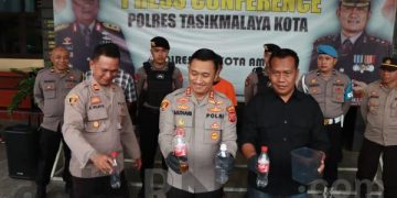 Polisi Gelar Konferensi Pers Tewasnya 2 Pemuda Akibat Tenggak Minuman Keras Oplosan