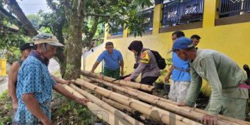 Polisi Sambang Dan Bantu Warga Membuat Taman RT