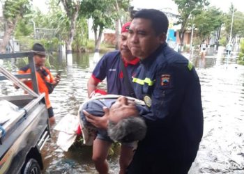 Saat Banjir, Babinkamtibmas Polsek Genuk Evakuasi Warga Sakit