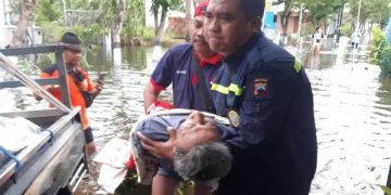 Saat Banjir, Babinkamtibmas Polsek Genuk Evakuasi Warga Sakit
