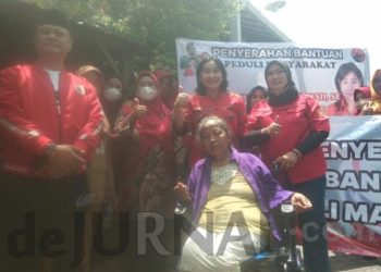 Rr Maria Tri Mangesti Salurkan Bantuan Kursi Roda
