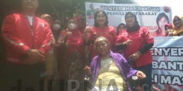 Rr Maria Tri Mangesti Salurkan Bantuan Kursi Roda