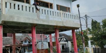 Dinas PUPR Karawang Diminta Cek Kondisi Proyek Pembangunan Kantor RW TA. 2022 Diduga Mangkrak