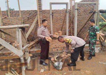 Kepedulian Polisi di Bidang Keagamaan Berikan Bansos Pada Pembangunan Musola  Asmaul Jannah