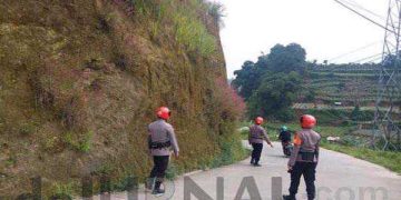 Tim SAR Sat Brimob Polda Jabar Patroli Pengecekan Tebing Rawan Longsor Wilayah Lembang