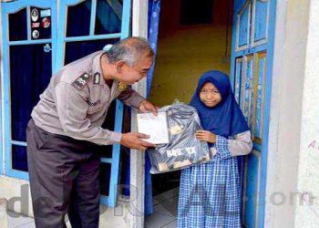 Polisi Berikan Bantuan Peralatan Sekolah Kepada Anak Yatim