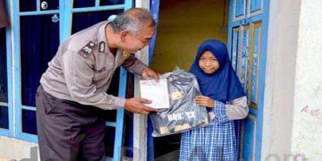 Polisi Berikan Bantuan Peralatan Sekolah Kepada Anak Yatim