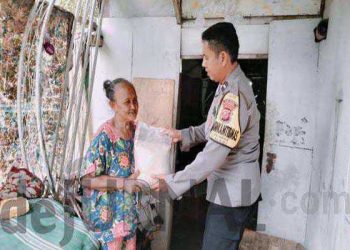 Wujud Kepedulian Bhabinkamtibmas Bagikan Sembako Kepada Lansia Kurang Mampu
