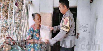 Wujud Kepedulian Bhabinkamtibmas Bagikan Sembako Kepada Lansia Kurang Mampu