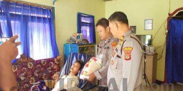 Polisi Gencar Berikan Sembako Kepada Warga Yang Membutuhkan