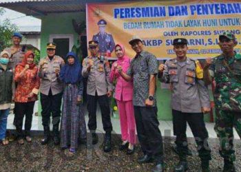 Kapolres Subang AKBP Sumarni Serahkan Kunci Rumah Mak Narcem