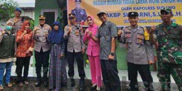 Kapolres Subang AKBP Sumarni Serahkan Kunci Rumah Mak Narcem