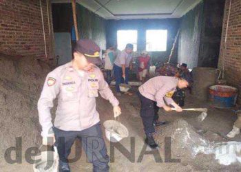 Bangun Kedekatan Dengan Masyarakat, Polisi Pimpin Langsung Kerja Bakti di Ponpes Ar Rahmat