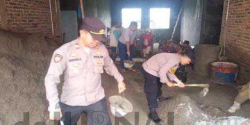 Bangun Kedekatan Dengan Masyarakat, Polisi Pimpin Langsung Kerja Bakti di Ponpes Ar Rahmat