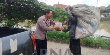 Layak Ditiru, Polisi Punya Program Bimas, Bagikan Makanan Untuk Yang Membutuhkan