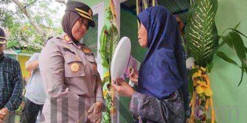 Selesai Dibangun, Polisi Laksanakan Giat Serah Terima Kunci Rumah Layak Huni Milik Narcem