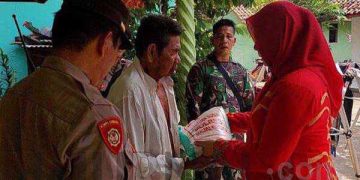 Wujud Rasa Kemanusiaan Terhadap Sesama, Polisi di Kasokandel Gelar Bansos di Desa Wanajaya