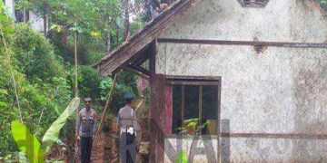 Peduli Warga, Polisi Gotong Royong Perbaiki Rumah Tertimpa Pohon Tumbang