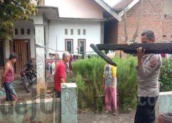 Polisi Kerja Bakti Bersama Warga Bersihkan Puing Kebakaran