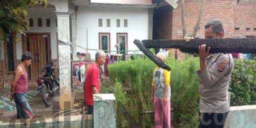 Polisi Kerja Bakti Bersama Warga Bersihkan Puing Kebakaran