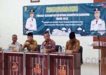 Anggota DPRD Kabupaten Bandung Eka Ahmad Munandar (kedua dari kiri) menyampaikan pokir anggota dewan di Musrenbang tingkat Kecamatan Katapang. (Sopandi/ dejurnal.com).