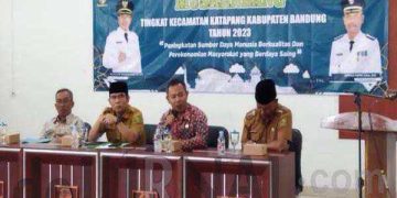 Anggota DPRD Kabupaten Bandung Eka Ahmad Munandar (kedua dari kiri) menyampaikan pokir anggota dewan di Musrenbang tingkat Kecamatan Katapang. (Sopandi/ dejurnal.com).
