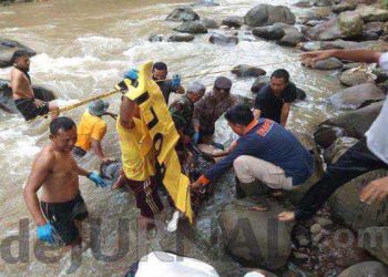 Sigap!!! Polisi Terjun Langsung Ke Sungai Bantu Evakuasi Jenazah