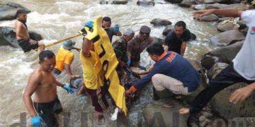 Sigap!!! Polisi Terjun Langsung Ke Sungai Bantu Evakuasi Jenazah
