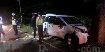 Polisi Evakuasi Penumpang Xenia Yang Tabrak Pohon, Diduga Karena Sopir Mengantuk