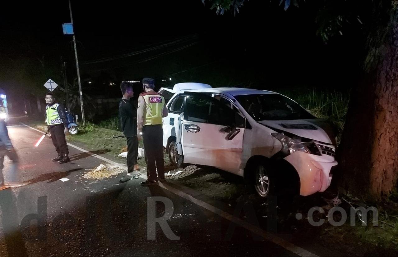 Polisi Evakuasi Penumpang Xenia Yang Tabrak Pohon, Diduga Karena Sopir ...