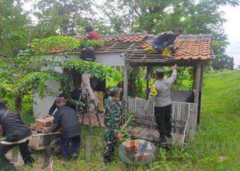 Sinergi TNI – Polri Benahi Rumah Yang Rusak di Desa Sukaurip Akibat Hujan dan Angin Kencang