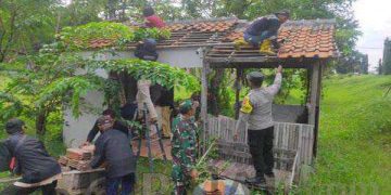 Sinergi TNI – Polri Benahi Rumah Yang Rusak di Desa Sukaurip Akibat Hujan dan Angin Kencang
